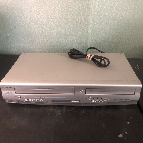Sylvania DV220SL8 DVD VCR Combo Recorder Player 4 Head Works Great! (No Remote) - Picture 1 of 5